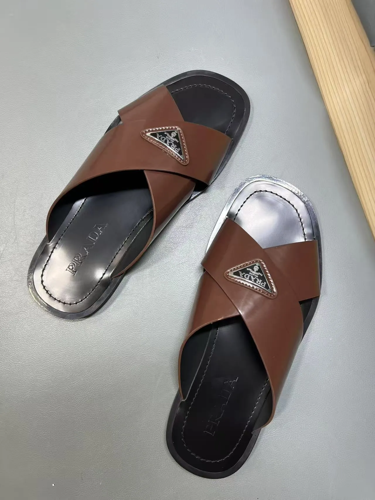 340💰PRADA Prada’s latest slippers are synchronized with the official website. This slipper is made of the brand’s unique and iconic Saffiano leather. The brand logo jumps out from the double straps, and the brand style is clearly visible. Cowhide gives men elegant charm and functional design, making it an ideal choice for vacation and leisure. Size:38-45